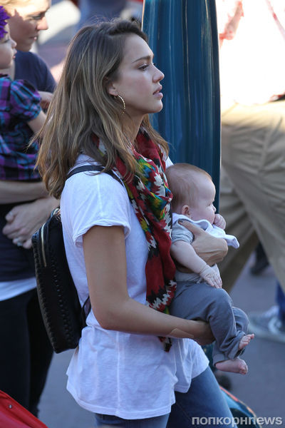 Джессика Альба на прогулке с семьей в Диснейленде!