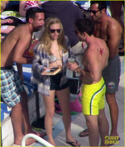 amanda-seyfried-pool-party-in-miami-01