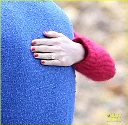 anne-hathaway-engaged-adam-shulman-02