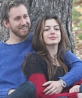 anne-hathaway-engaged-adam-shulman-05