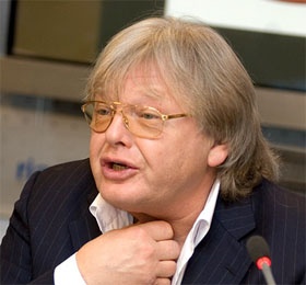 Драку Антонова и байкера запечатлела камера наблюдения!