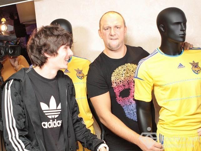 Потап пощупал за яйца футболиста!