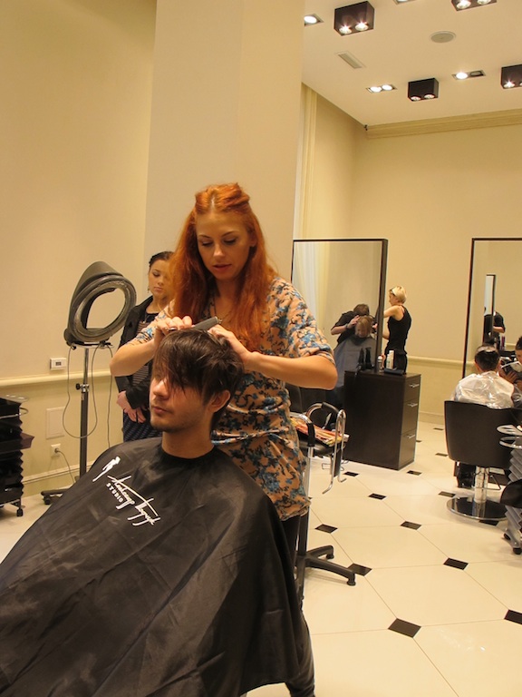 Ира Забияка подрабатывает парикмахером!