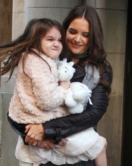 katie-holmes-late-show-with-letterman-visit-01