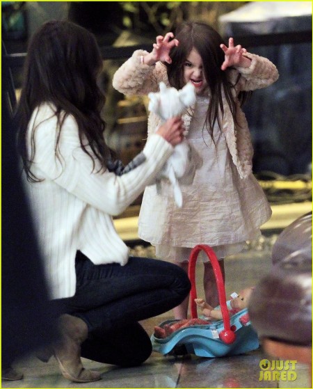 katie-holmes-suri-nyc-nighttime-03