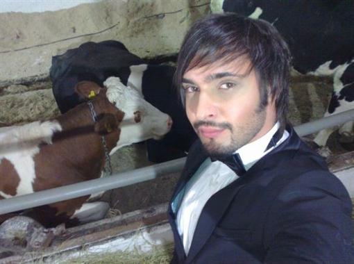 Виталий Козловский позирует на фоне «телочек»!