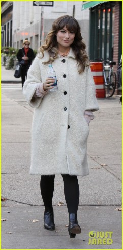 olivia-wilde-jason-bateman-kiss-03