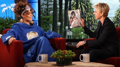 rihanna-snuggie-ellen-02