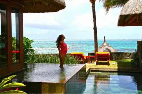 Эвелина Бледанс выложила откровенные фото с беременным животиком