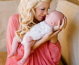 Беби-бум в год Кролика: фото самых звездных мам и младенцев