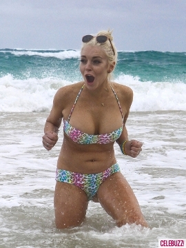 5Lindsay-Lohan-Bikini-121111-435x580