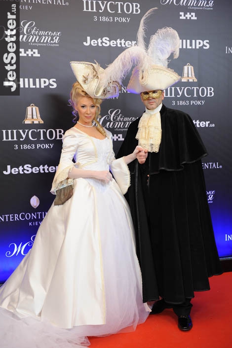 Бомонд собрался на бурлеск – фестивале «Светская жизнь». Красота неописуемая!  В центре внимания Ани Лорак с Муратом, Ольга Сумская с Владимиром Горянским, Отар Кушинашвилли с дедушкой Григорием Чапкисом, Настя Волочкова с грудью и пр.