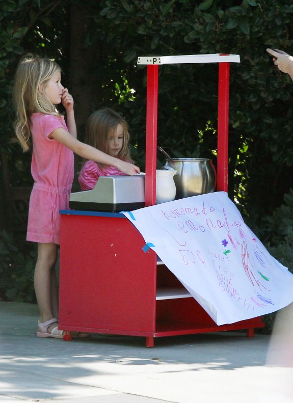 Маленькие дочурки Бена Аффлека вышли на улицу в поисках заработка!