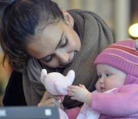 Jessica-Alba-Cash-Warren-Have-Family-Shopping-Spree-1-435x580