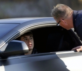 Justin-Bieber-Gets-Pulled-Over-1-580x435