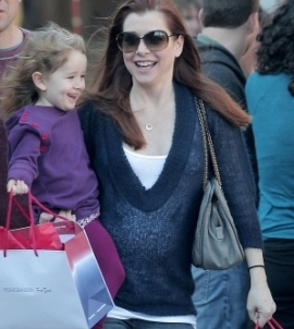 Pregnant-Alyson-Hannigan-Shows-Off-Growing-Bump-2-435x580