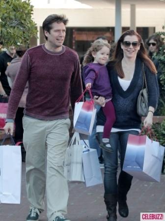 Pregnant-Alyson-Hannigan-Shows-Off-Growing-Bump-6-435x580