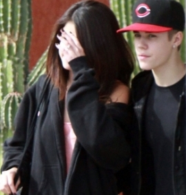 Selena-Gomez-Flashes-Ring-3-435x580