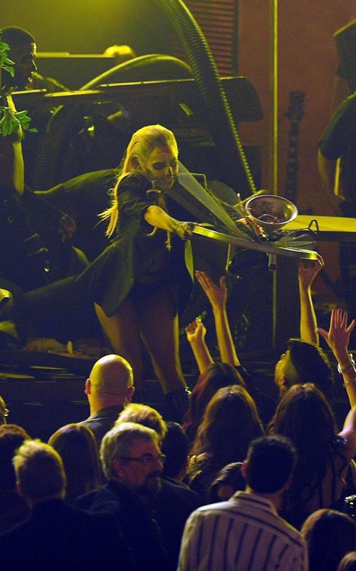 Леди Гага на Грэмми – 2012: превращение соблазнительной блондинки в грязного зомби!