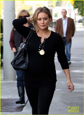 hilary-duff-christmas-shopping-on-melrose-03