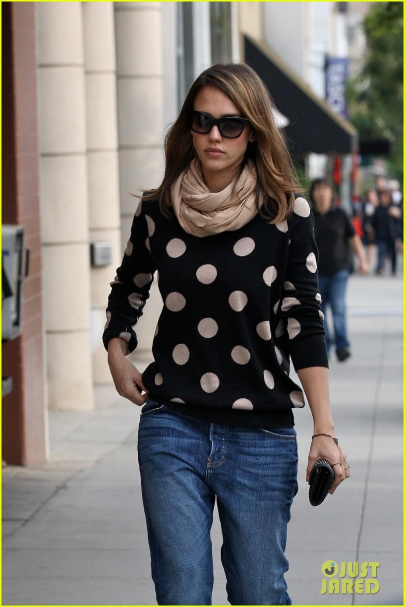 Джессика Альба даже в растянутых штанах прекрасна!