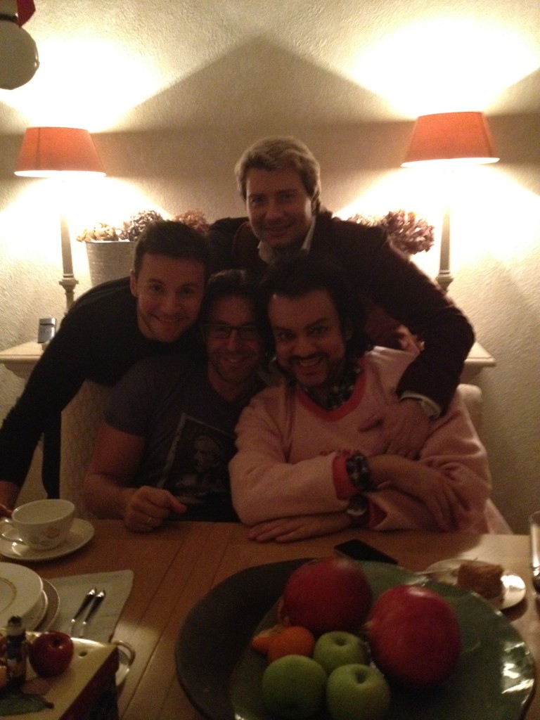 Безумная розовая пижама Киркорова и пестрые носочки: вы будете хохотать!