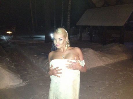 Анастасия Волочкова выскочила голая на мороз