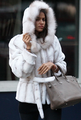 Сексуальная Ирина Шейк спряталась от холода в меха