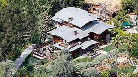 Около дома Джоли и Питта обнаружили труп