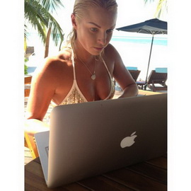 Анастасия Волочкова вновь выложила свою грудь в интернет