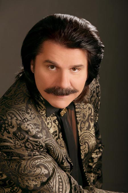 Ани Лорак застукали в Дубаях с усатым незнакомцем!