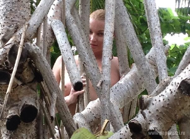 Голая Волочкова на Мальдивах – фотосессия в кустах!