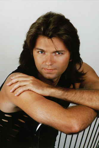 Фанат камнем пробил голову Дмитрию Маликову во время концерта!