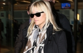 Reese-Witherspoon-Debuts-Bangs-at-Paris-Airport-435x580