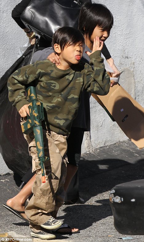 Неуравновешенный сын Анджелины Джоли целился в папарацци из ружья!