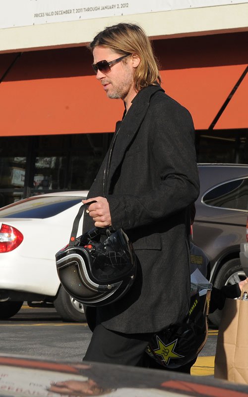 Бред Питт прокатил сынишку на мотоцикле!