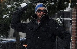 hugh-jackman-ava-snowball-fight-02