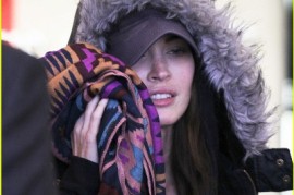 megan-fox-hides-face-lax-03