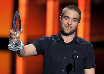 Роберт Паттинсон побрился налысо и отрастил бороду!