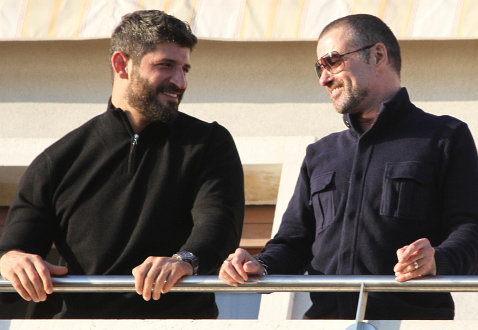 Самый скандальный певец США соблазнил актера гей-порно и выложил фото в сеть!