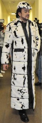 Дикая шуба Филиппа Киркорова рассмешила папарацци до колик!