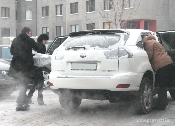 Григорий Лифанов забирает любимую жену-украинку из роддома!