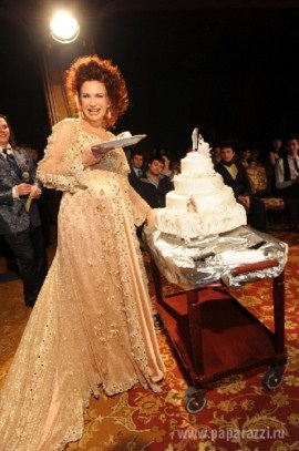 Эвелина Бледанс вышла на подиум с огромнейшим беременным животом