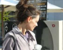   Супруга Тома Круза напугала папарацци лицом без косметики  