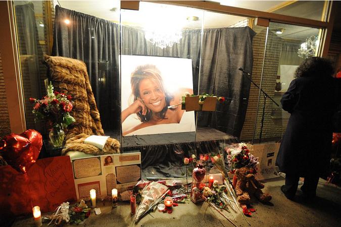 На похоронах Уитни Хьюстон фанаты падали в обморок от горя!