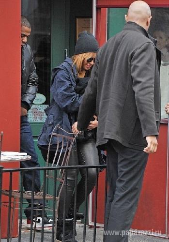 Бейонсе и Jay-Z сделали из прогулки с новорожденной дочерью сенсацию!