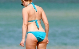 Bikini-Clad-Scarlett-Johansson-Kisses-Boyfriend-on-the-Beach-4-435x580