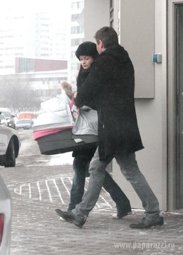 Григорий Лифанов забирает любимую жену-украинку из роддома!