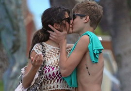 bieber-and-gomez-hawaii