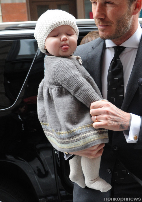 Дочурка Вики и Дэвида Бэкхем уже показывает язык папарацци и корчит рожицы! 